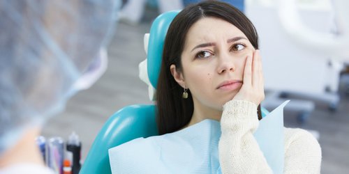 woman feels pain in her mouth