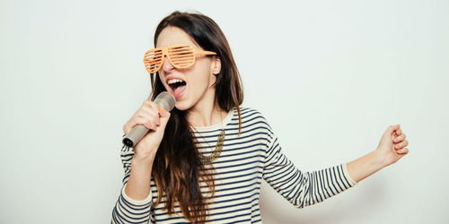 A singer with confidence and energetic performance